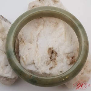 【肌容雪】緬甸天然A貨湖水綠飄花翡翠手鐲 編號82 (鐲寬57.3mm #18.5號)
