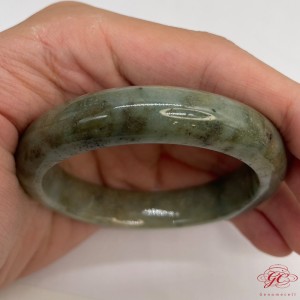 【肌容雪】天然緬甸A貨冰湖水綠撒金翡翠手鐲 編號144 (鐲寬57.5mm #18.5號)
