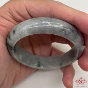 【肌容雪】天然緬甸A貨烏雞飄綠花翡翠手鐲 編號297 (鐲寬 56.7mm #18.5號)