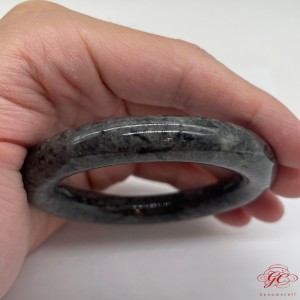 【肌容雪】天然緬甸A貨烏雞胖圓翡翠手鐲 編號300 (鐲寬 56.5mm #18號)
