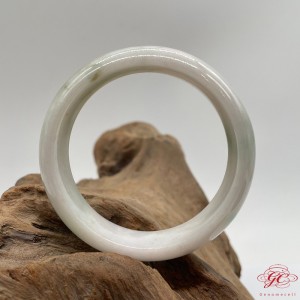 【肌容雪】天然緬甸A貨翡翠寬版白底飄綠花鐲 編號319 (鐲寬 57.7mm #18.5號)