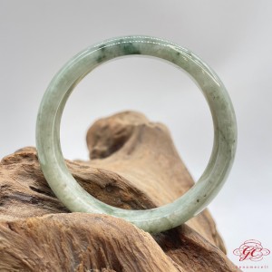 【肌容雪】天然緬甸A貨綠飄花翡翠手鐲 編號344 (鐲寬56.6mm #18.5號)
