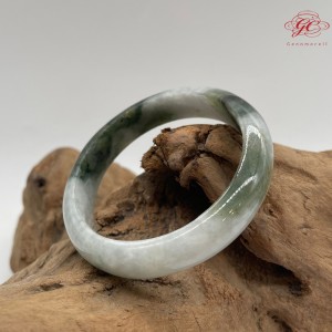 【肌容雪】天然緬甸A貨白底綠花翡翠特色鐲 編號357(鐲寬53.6mm #17.5號)