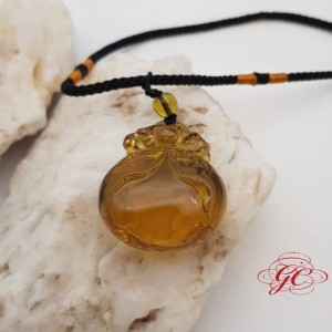 【肌容雪】雪白象牙金珀蜜蠟果實吊飾編號-B143 (象牙長度44mm 寬度11.6mm 厚度7.2mm重量5.75g/果實 長度40.2mm 寬度29.9mm 厚度17.9mm 重量11.94g)