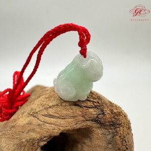 【肌容雪】天然緬甸A貨白底淺綠老虎造型翡翠吊飾 編號24