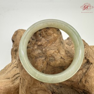 【肌容雪】天然緬甸A貨湖水綠飄花翡翠平安鐲 編號37(鐲圍54.7mm#17號)