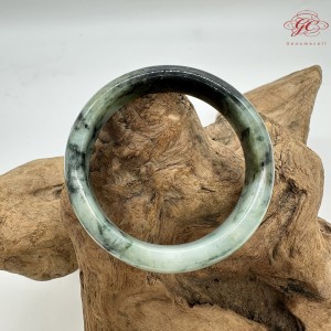 【肌容雪】天然緬甸A貨綠飄花翡翠平安鐲 編號75(鐲圍54.7mm#17號)
