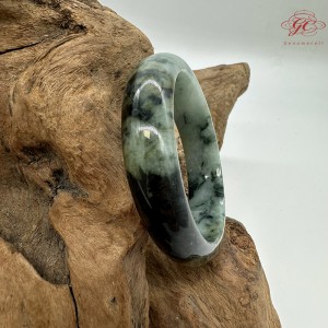 【肌容雪】天然緬甸A貨綠飄花翡翠平安鐲 編號75(鐲圍54.7mm#17號)
