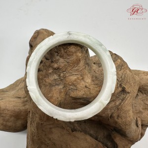【肌容雪】天然緬甸A貨翡翠白底飄花雕刻平安鐲 編號78(鐲圍55.3mm#17.5號)
