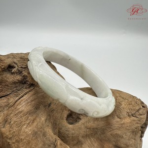 【肌容雪】天然緬甸A貨翡翠白底飄花雕刻平安鐲 編號78(鐲圍55.3mm#17.5號)