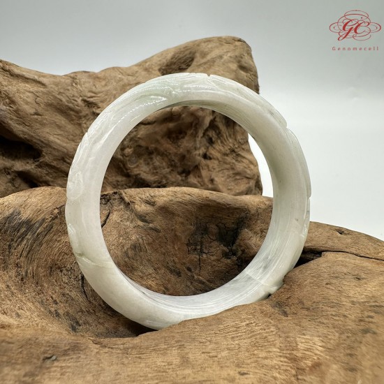【肌容雪】天然緬甸A貨翡翠白底飄花雕刻平安鐲 編號78(鐲圍55.3mm#17.5號) 【肌容雪】天然緬甸A貨翡翠白底飄花雕刻平安鐲 編號78(鐲圍55.3mm#17.5號)