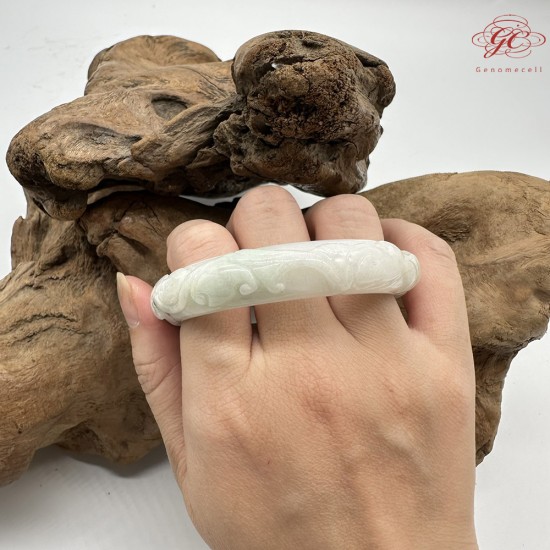 【肌容雪】天然緬甸A貨翡翠白底飄花雕刻平安鐲 編號78(鐲圍55.3mm#17.5號) 【肌容雪】天然緬甸A貨翡翠白底飄花雕刻平安鐲 編號78(鐲圍55.3mm#17.5號)