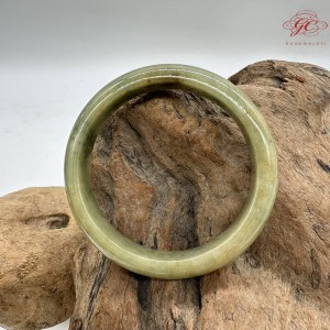 【肌容雪】天然緬甸A貨翡翠皇家綠飄花平安鐲 編號82(鐲圍57.5mm#18號)