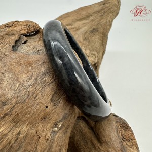 【肌容雪】天然緬甸A貨翡翠烏雞平安鐲 編號83(鐲圍57.0mm#18號)
