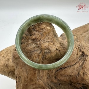 【肌容雪】天然緬甸A貨翡翠糯冰湖水綠飄花平安鐲 編號85(鐲圍53.8mm#17號)