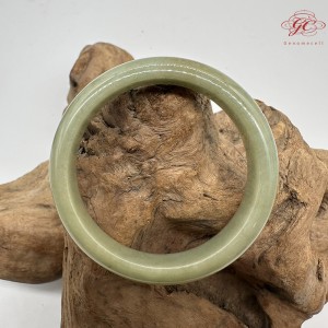 【肌容雪】天然緬甸A貨湖水綠撒金翡翠平安鐲 編號101(鐲圍57.6mm#18號)