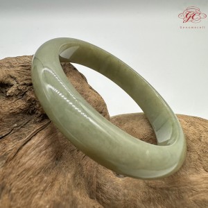 【肌容雪】天然緬甸A貨湖水綠撒金翡翠平安鐲 編號101(鐲圍57.6mm#18號)