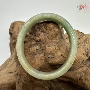【肌容雪】天然緬甸A貨湖水綠翡翠貴妃鐲 編號102(鐲圍53.9mm#17號)