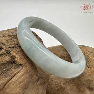 【肌容雪】天然緬甸A貨飄花翡翠平安鐲 編號124(鐲圍55.1mm#17.5號)