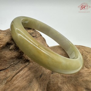 【肌容雪】天然緬甸A貨湖水綠飄花翡翠平安鐲 編號125(鐲圍57.4mm#18號)
