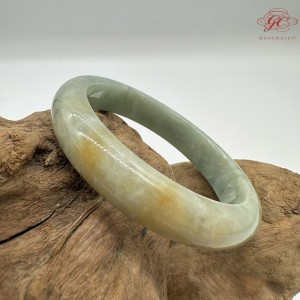 【肌容雪】天然緬甸A貨湖水綠撒金翡翠平安鐲 編號139(鐲圍56.8mm#18號)