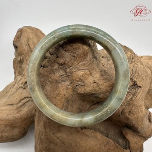 【肌容雪】天然緬甸A貨冰湖水綠撒金翡翠平安鐲 編號144(鐲圍57.5mm#18號) 【肌容雪】天然緬甸A貨冰湖水綠撒金翡翠平安鐲 編號144(鐲圍57.5mm#18號)