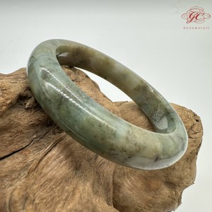 【肌容雪】天然緬甸A貨冰湖水綠撒金翡翠平安鐲 編號144(鐲圍57.5mm#18號) 【肌容雪】天然緬甸A貨冰湖水綠撒金翡翠平安鐲 編號144(鐲圍57.5mm#18號)