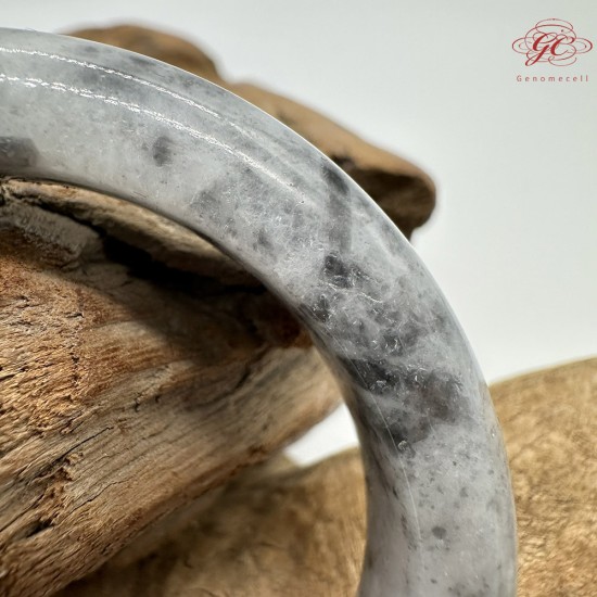 【肌容雪】天然緬甸A貨白底飄花烏雞翡翠平安鐲 編號148(鐲圍53.8mm#17號)