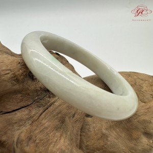 【肌容雪】天然緬甸A貨白底飄綠花翡翠平安鐲 編號151(鐲圍58.3mm#18.5號) 【肌容雪】天然緬甸A貨白底飄綠花翡翠平安鐲 編號151(鐲圍58.3mm#18.5號)