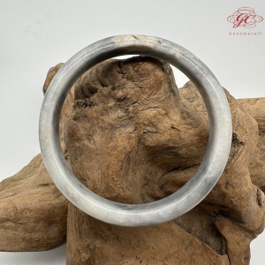 【肌容雪】天然緬甸A貨紫底烏雞花翡翠平安鐲 編號154(鐲圍75.4mm#23號)