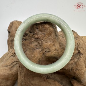 【肌容雪】天然緬甸A貨綠底飄花翡翠平安鐲 編號156(鐲圍56.3mm#17.5號)