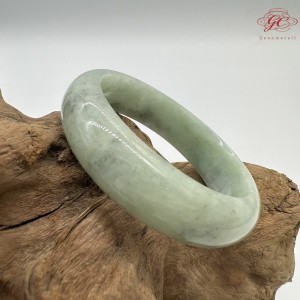 【肌容雪】天然緬甸A貨綠底飄花翡翠平安鐲 編號156(鐲圍56.3mm#17.5號)