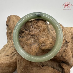 【肌容雪】天然緬甸A貨湖冰綠飄花翡翠平安鐲 編號157(鐲圍55mm#17.5號)