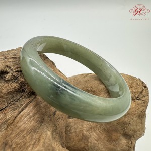 【肌容雪】天然緬甸A貨湖冰綠飄花翡翠平安鐲 編號157(鐲圍55mm#17.5號)