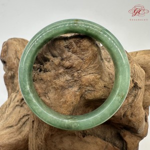 【肌容雪】天然緬甸A貨冰滿綠撒金翡翠平安鐲 編號174(鐲圍57.1mm#18號)