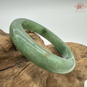 【肌容雪】天然緬甸A貨冰滿綠撒金翡翠平安鐲 編號174(鐲圍57.1mm#18號)