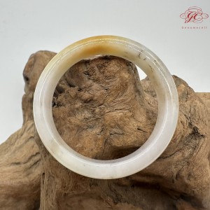 【肌容雪】天然緬甸A貨雞油黃翡翠平安鐲 編號178(鐲圍53.4mm#16.5號)