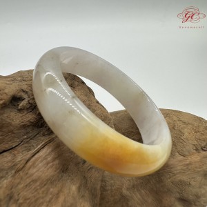 【肌容雪】天然緬甸A貨雞油黃翡翠平安鐲 編號178(鐲圍53.4mm#16.5號)