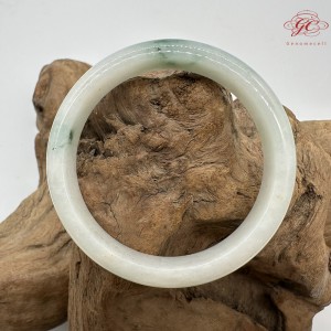 【肌容雪】天然緬甸A貨白底綠飄花翡翠平安鐲 編號185(鐲圍58.3mm#18.5號)