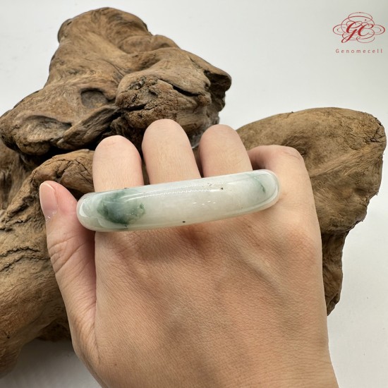 【肌容雪】天然緬甸A貨白底綠飄花翡翠平安鐲 編號185(鐲圍58.3mm#18.5號)