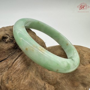 【肌容雪】天然緬甸A貨滿綠撒金翡翠平安鐲 編號226(鐲圍57.9mm#18號)