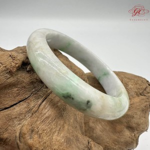 【肌容雪】天然緬甸A貨冰炫彩翡翠平安鐲 編號293(鐲圍55.6mm#17.5號)