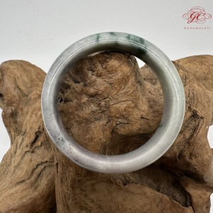 【肌容雪】天然緬甸A貨烏雞飄綠花翡翠平安鐲 編號297(鐲圍56.8mm#18號)