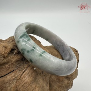 【肌容雪】天然緬甸A貨烏雞飄綠花翡翠平安鐲 編號297(鐲圍56.8mm#18號)