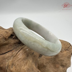 【肌容雪】天然緬甸A貨綠飄花翡翠平安鐲 編號302(鐲圍58.0mm#18.5號)