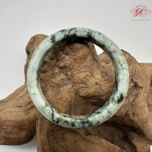 【肌容雪】天然緬甸A貨綠飄花翡翠平安鐲 編號303(鐲圍58.3mm#18.5號)