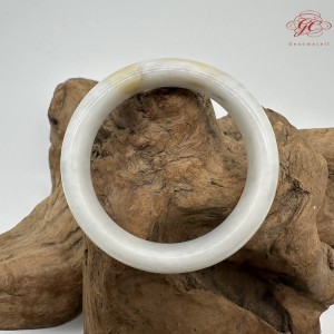 【肌容雪】天然緬甸A貨白底帶金翡翠平安鐲 編號305(鐲圍56.9mm#18號)