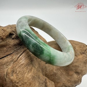 【肌容雪】天然緬甸A貨翡翠正陽白底綠飄花平安鐲 編號310(鐲圍54.3mm#17號)