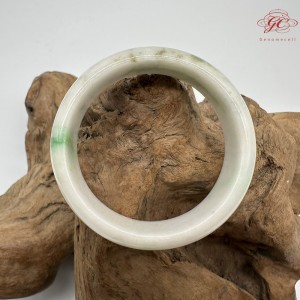 【肌容雪】天然緬甸A貨翡翠白底飄綠花平安鐲 編號319(鐲圍57.7mm#18號)