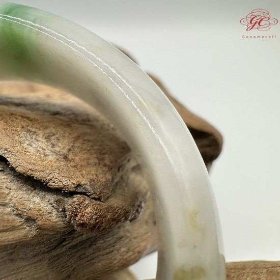 【肌容雪】天然緬甸A貨翡翠白底飄綠花平安鐲 編號319(鐲圍57.7mm#18號)